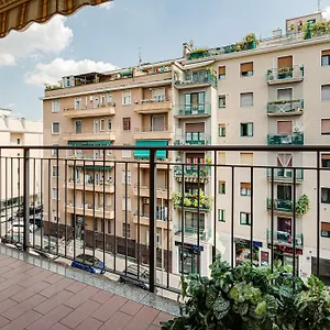 cosy-studio-with-balcony-private-garage.italymilanhotels.net/