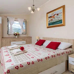 apartmani-oaza-trogir.splithotels.org/